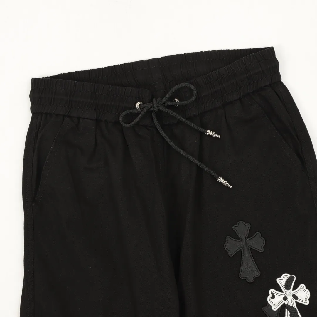 🅿️390 CH/Croxin trousers with pressed leather cross patch embroidery on both sides. The fabric is made of custom woven composite fabric. It is dyed to order and then treated with wool. It is silky and super soft compared to the original version. The fabric texture has clear and obvious strands and great drape. The workmanship is exquisite and meets the foreign trade export standards. The leather cross is embroidered with Sanskrit on both sides of the front. It is fashionable and individual. It is super versatile and good-looking. It is a must-have for fashionable men and women. It is unparalleled in terms of upper body comfort. size：XS-L